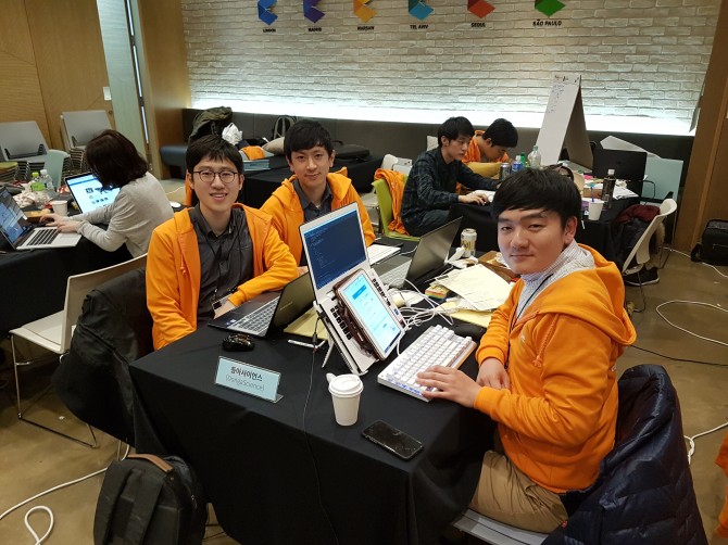 서울에디터스랩에 참가한 동아사이언스팀. 정면을 바라보고 있는 사람 중 왼쪽부터 변지민(기획자), 권창환(디자이너), 홍민기(개발자).